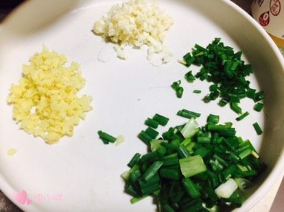 炸酱面#人民的美食#,姜蒜切沫,葱切成葱花