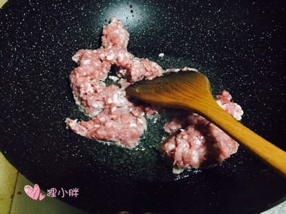 炸酱面#人民的美食#,锅内入油,放入肉沫翻炒,肉沫买的现成的