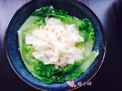 炸酱面#人民的美食#,面盛到碗里,生菜摆上面
