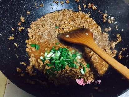 炸酱面#人民的美食#,最后加入葱花,翻炒后关火焖一下