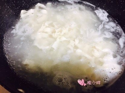 炸酱面#人民的美食#,烧一锅水,水开后下入一半面条