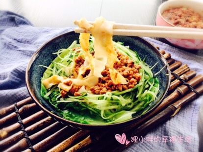 炸酱面#人民的美食#,上班的时候最适合了,简单快速美味。。八两面条是两个人的量