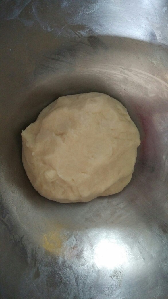 玫瑰鲜花饼,跟油酥的制作方法一样,搅拌成面团