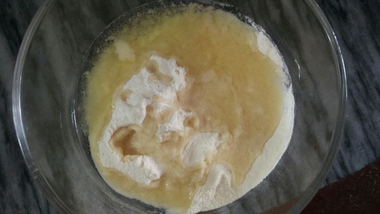 玫瑰鲜花饼,接下来制作馅料,熟糯米粉和玉米油混合成油面