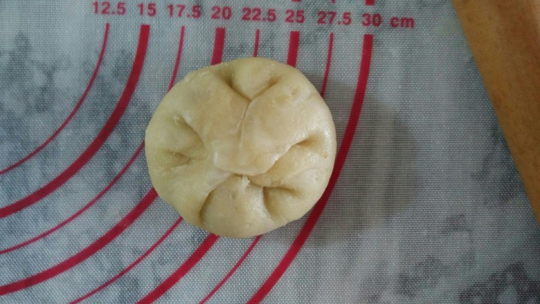 玫瑰鲜花饼,像包包子一样往中间抓拢,按平
