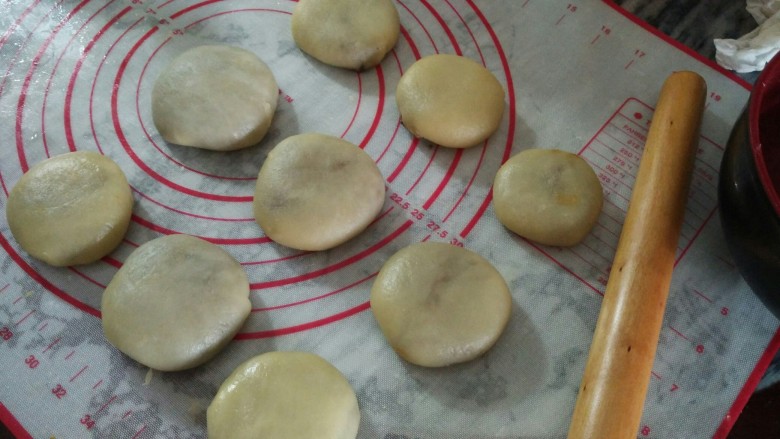 玫瑰鲜花饼,同样的方法包好其余八个,光滑面朝上