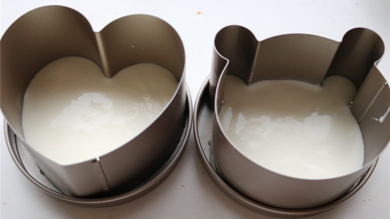 火龙果酸奶双色慕斯,模具组装好,底部各铺上一片蛋糕片,倒入酸奶慕斯,送入冰箱冷藏。