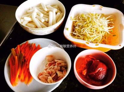 辣炒年糕,<a style='color:red;display:inline-block;' href='/shicai/ 552'>年糕</a>买那种条状的,然后泡水里2小时,能用手掰开就好。然后在沸水里煮一下,用凉水冲下待用……