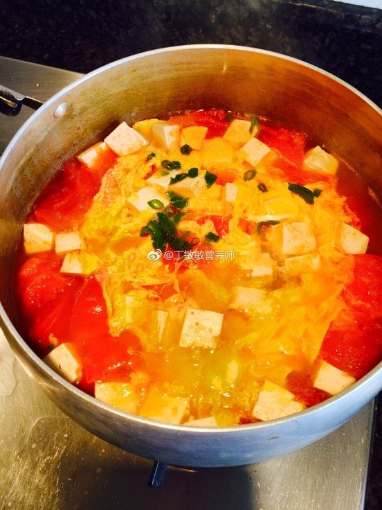辣炒年糕,外加西红柿鸡蛋豆腐汤,口感就不至于那么腻。