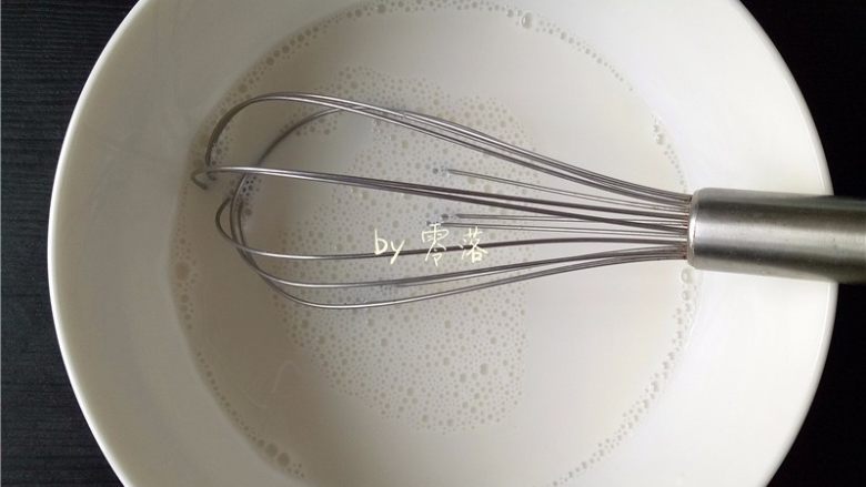 自制老酸奶,倒入少许牛奶,用手动打蛋器搅拌均匀;酸奶发酵剂彻底溶解到酸奶里,即可停止搅拌;