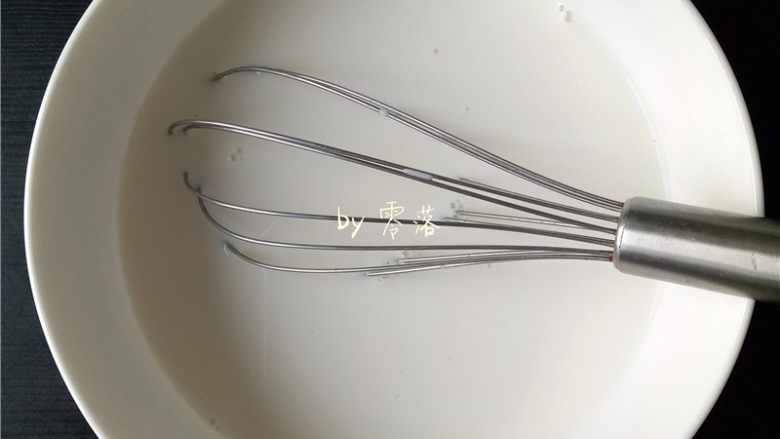 自制老酸奶,倒入剩余的牛奶,继续搅拌;