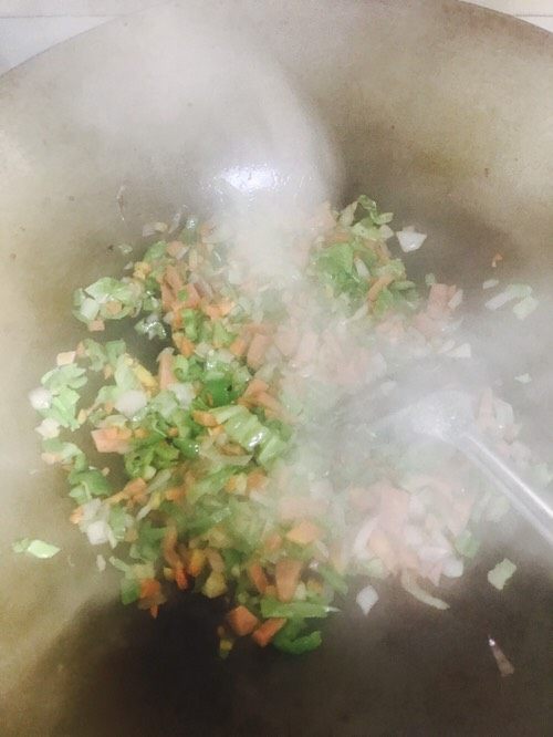 菠萝饭
,炒各个食材