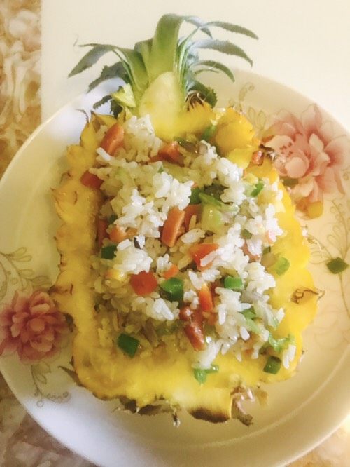 菠萝饭
,添饭，宝宝就餐（那天做的时候时间有些紧，需要加些肉，虾，加些小葱）