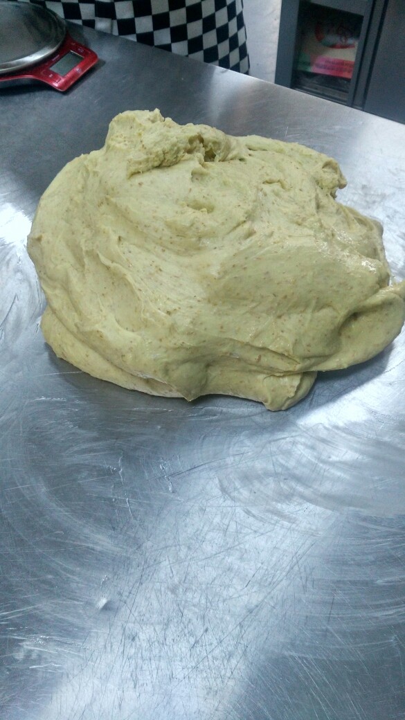 全麦面包,至面团光滑可拉膜厂,取出分割.