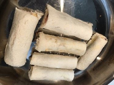 爆浆吐司,将卷好的吐司卷依次放入油锅 ,将吐司卷煎至金黄颜色,注意控制火候
用心等待美食给予的温暖
用心守候属于你午后的温暖