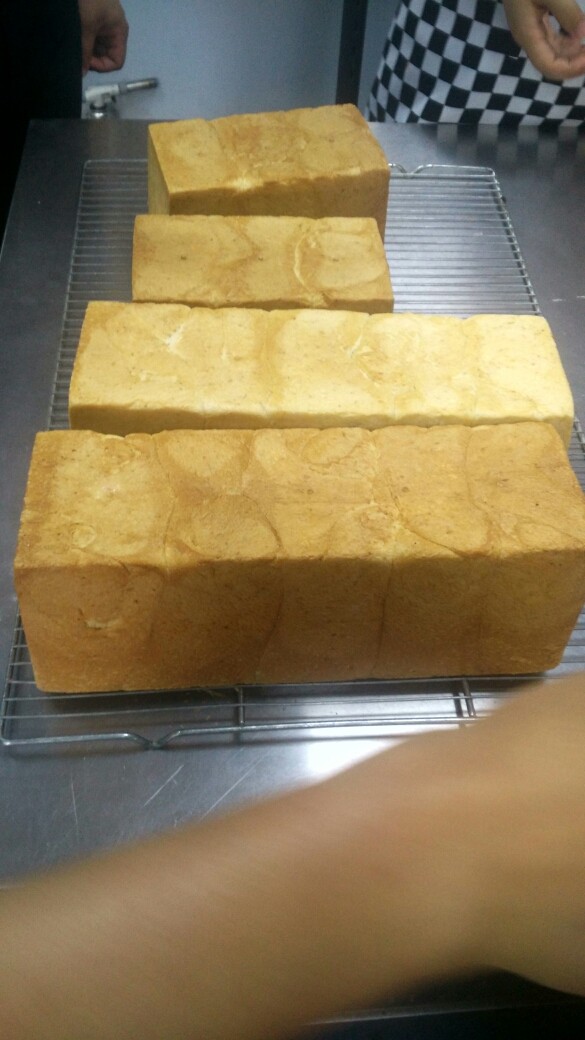 全麦面包,温度上火220
下火220
时间36分钟(不用转炉)