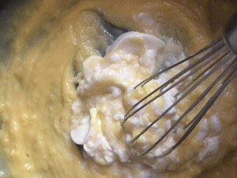 家庭版豆乳盒子,加入后关火,蛋抽搅匀。加入奶酪的作用就是调节卡士达酱的甜度,口感也不会特别腻