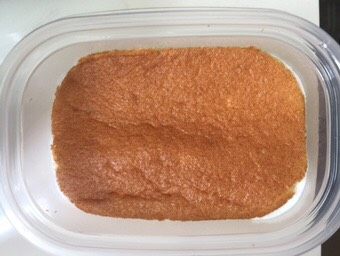 家庭版豆乳盒子,然后再铺上一层蛋糕坯,不用往下太按压,只要刚碰到卡士达酱就可以。不然卡士达酱很容易挤压出来
