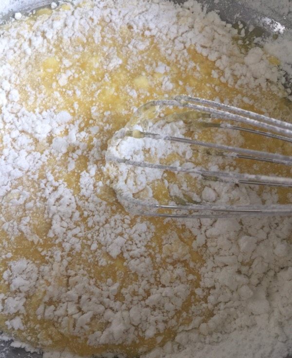 家庭版豆乳盒子,筛入低粉,蛋抽继续混合均匀。
