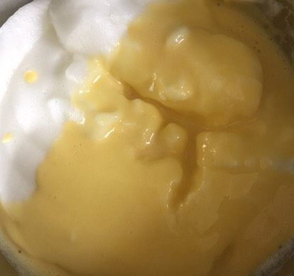 家庭版豆乳盒子,再把混合好的糊全部倒入蛋白糊中,继续用刮刀翻拌均匀。尽量是蛋黄糊倒入蛋白中,这样不容易消泡。