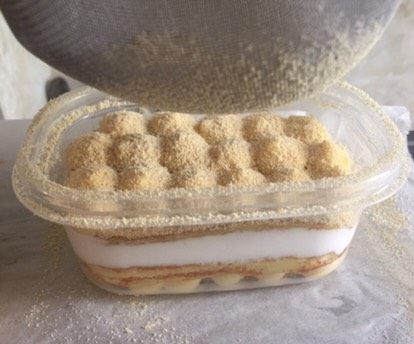 家庭版豆乳盒子,再铺一层蛋糕坯,挤上卡士达酱,这次是最后一层,所以卡士达酱挤成圆形。最后再筛入<a style='color:red;display:inline-block;' href='/shicai/ 478'>黄豆粉</a>