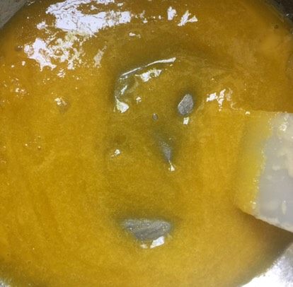 家庭版豆乳盒子,这个时候开始做卡士达酱。蛋黄加入白砂糖搅拌均匀,使白砂糖全部融化。