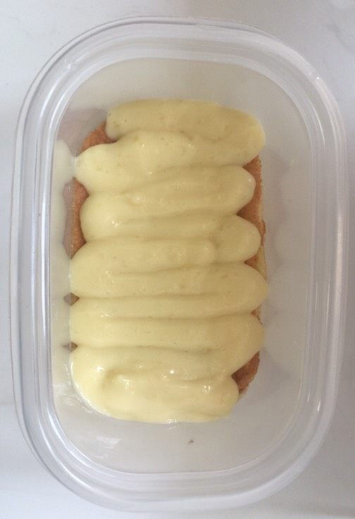 家庭版豆乳盒子,裱花袋剪个小口,在蛋糕上挤一层卡士达酱,z字形挤法