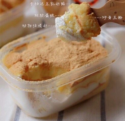 家庭版豆乳盒子,黄豆粉也可以干炒一下,也很香。一口下去四种口味混合其中,蛋糕➕豆浆➕卡士达酱➕淡奶油,口感又很有层次。