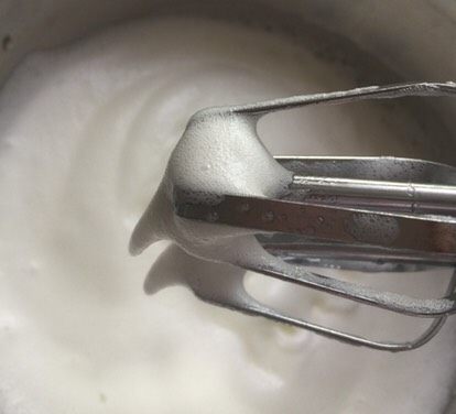 家庭版豆乳盒子,蛋清打发至粗泡,期间分三次加入白砂糖。打发到打蛋器提起有小弯勾就可以了