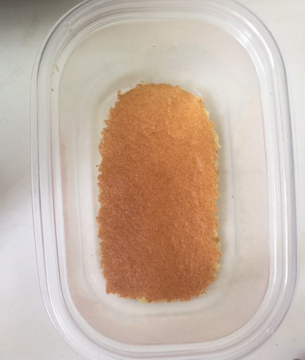 家庭版豆乳盒子,容器底部略窄,可以用刀再裁取。盒子底部先铺一层蛋糕坯