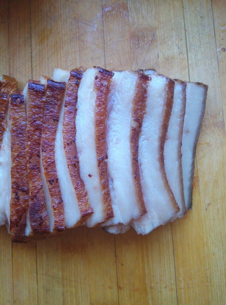家常南乳扣肉,用刀切成4毫米厚的片,太薄的话蒸熟后容易散。有点儿厚度,吃起来也过瘾呀