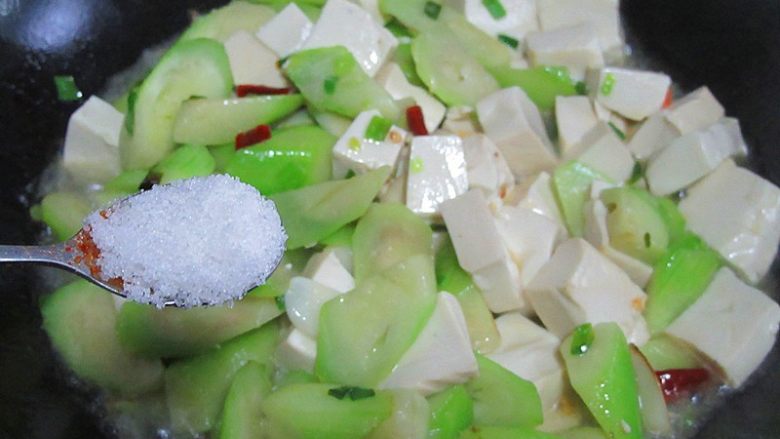 丝瓜炖豆腐,煮开后加入适量盐,产妇食用少放一些即可