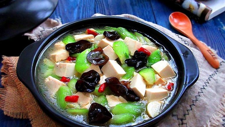 丝瓜炖豆腐,关火装盘,可以美美的享受佳肴了