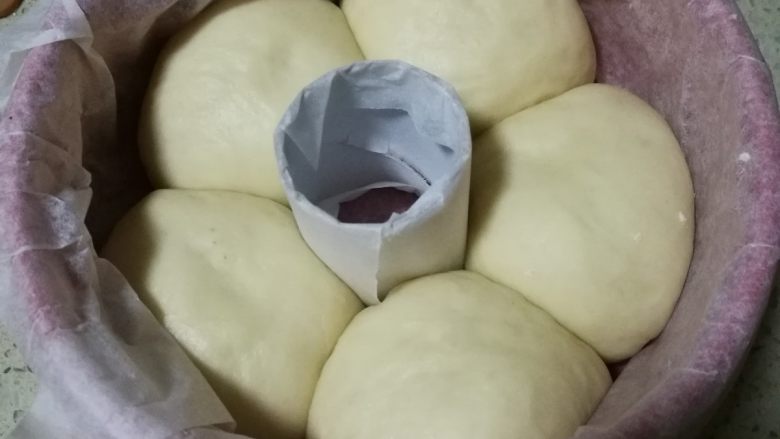 砂锅挤挤猪头包,面团二发完成。