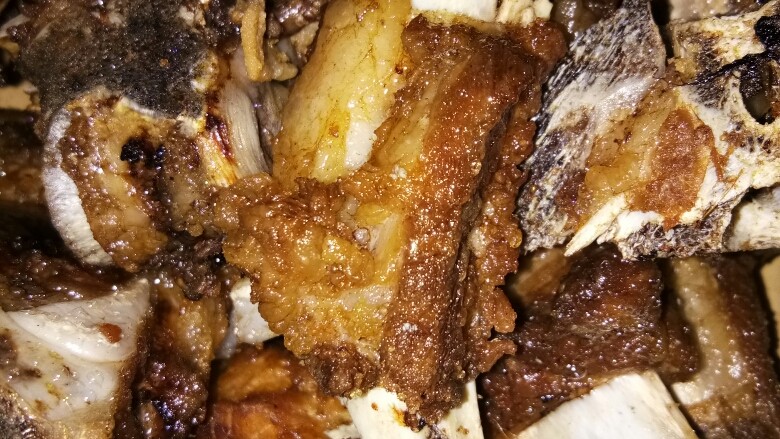 自创,糖醋排骨,排骨切5分段开水断生捞出控水,热油7分热下排骨炸至金黄捞出控油待用。
