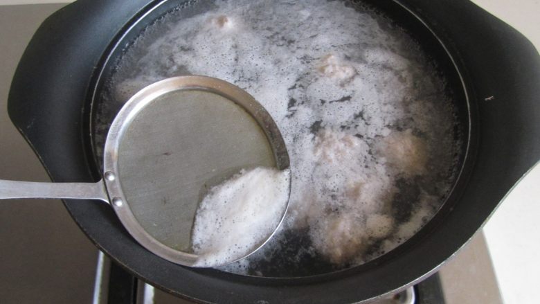 瓠子粉丝汆丸汤,煮开后用小勺撇去浮沫;