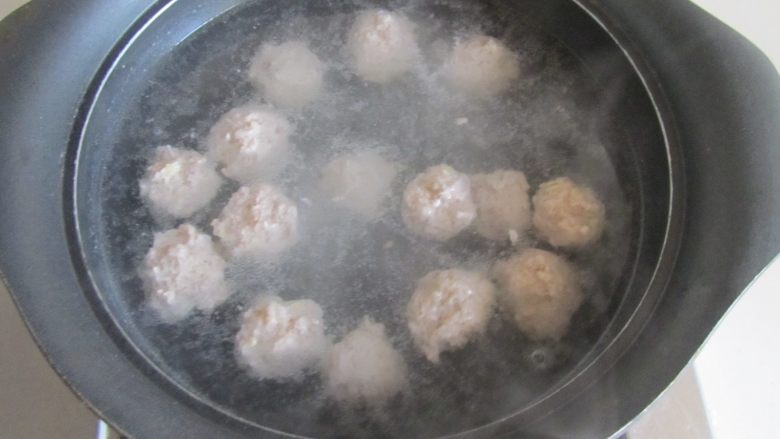 瓠子粉丝汆丸汤,煮到丸子全部浮起来;
