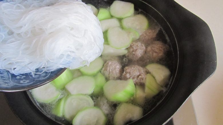 瓠子粉丝汆丸汤,最后加入泡软的粉丝,煮上一分钟即可,盛入钵中, 表面撒上葱花。