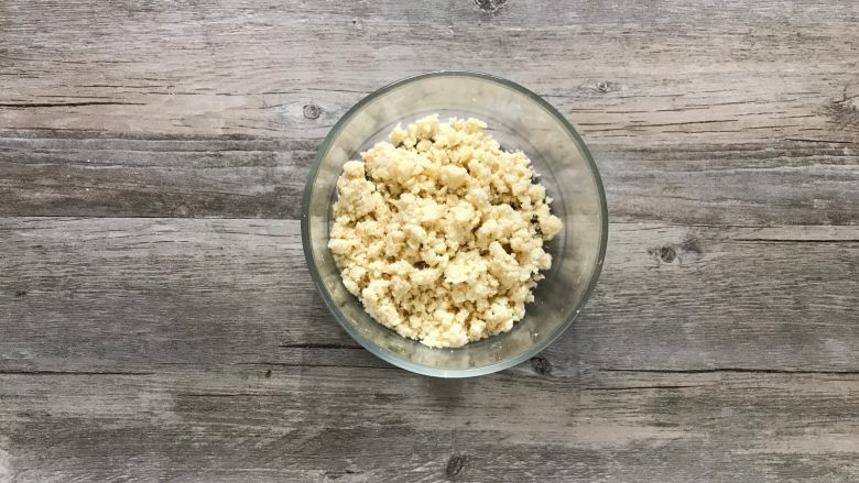 金宝顶蓝莓麦芬,用手抓匀成小颗粒,放冰箱冷藏备用。