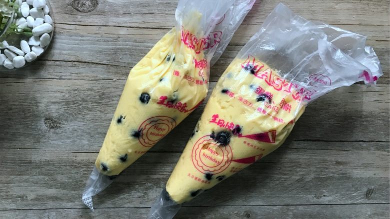 金宝顶蓝莓麦芬,将面糊装入裱花袋,袋口剪稍大的口子(太小蓝莓出不来哦)。