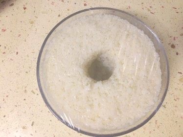 酒酿,盖上保鲜膜静置发酵,如果有。发酵箱的朋友可以直接放发酵箱里面45°,大概十个小时左右就可以了。不过现在天气比较炎热,放在室温里大概24个小时——36个小时也可以发酵完成。