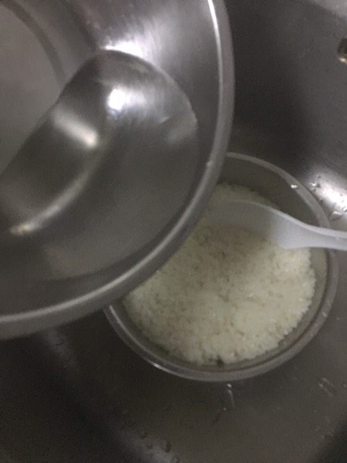 酒酿,用凉透的开水,或者矿泉水冲洗糯米,直到全部冷却为止。