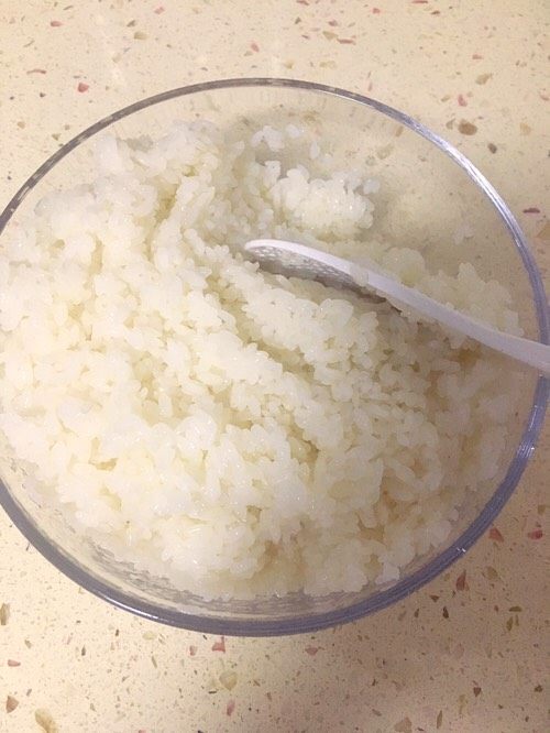 酒酿,把冷却的糯米,到一个干净无水无油容器里。