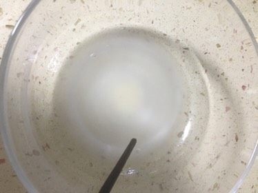 酒酿,曲酿粉倒入适量冷却开水里,用筷子将曲酿粉搅至融化。