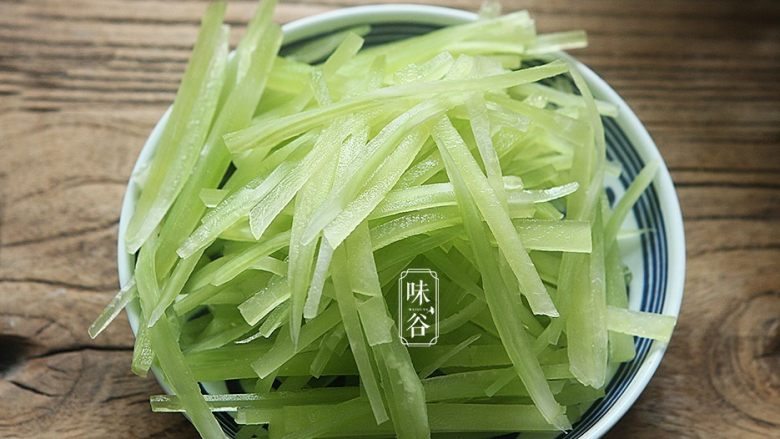 夏天小菜~凉拌莴笋,去皮后把莴笋切成丝