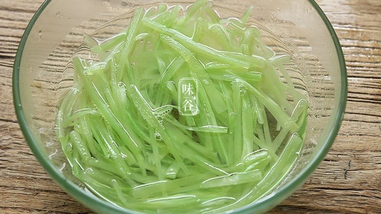 夏天小菜~凉拌莴笋,放入预先准备好的凉白开内浸泡一会儿;