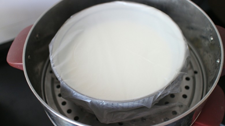 抹茶冰皮月饼,拌匀之后盖上保鲜膜,放入已经烧开水的蒸锅内,蒸25分钟
