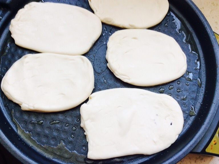 合菜饼,10个剂子，5张饼擀好后，电饼档加热刷少许油放饼