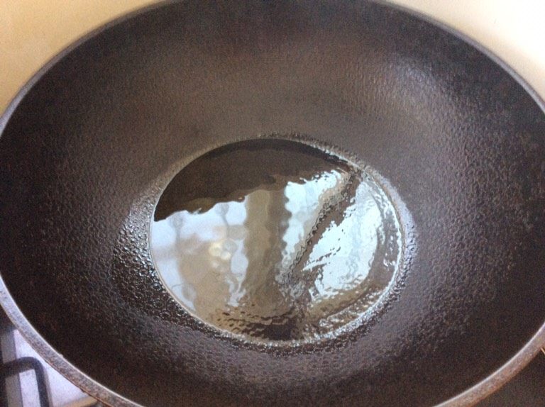 合菜饼,锅热放少许油,(爱吃肉的,这一步油热放肉丝翻炒片刻小豆芽)我今天没放肉。