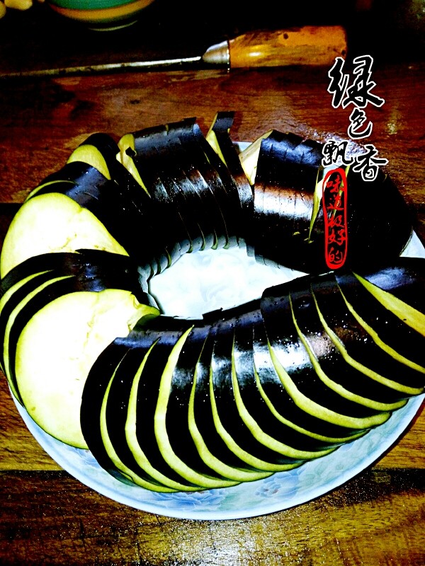 鱼香茄子龙,<a style='color:red;display:inline-block;' href='/shicai/ 6573'>长茄子</a>洗净,斜角45度,斜切0.5厘米的片儿,反过来,再直刀切0.5厘米的片儿(我是个急性子,刚开始切的时候忘记拍照了)最后就是如图的蓑衣状